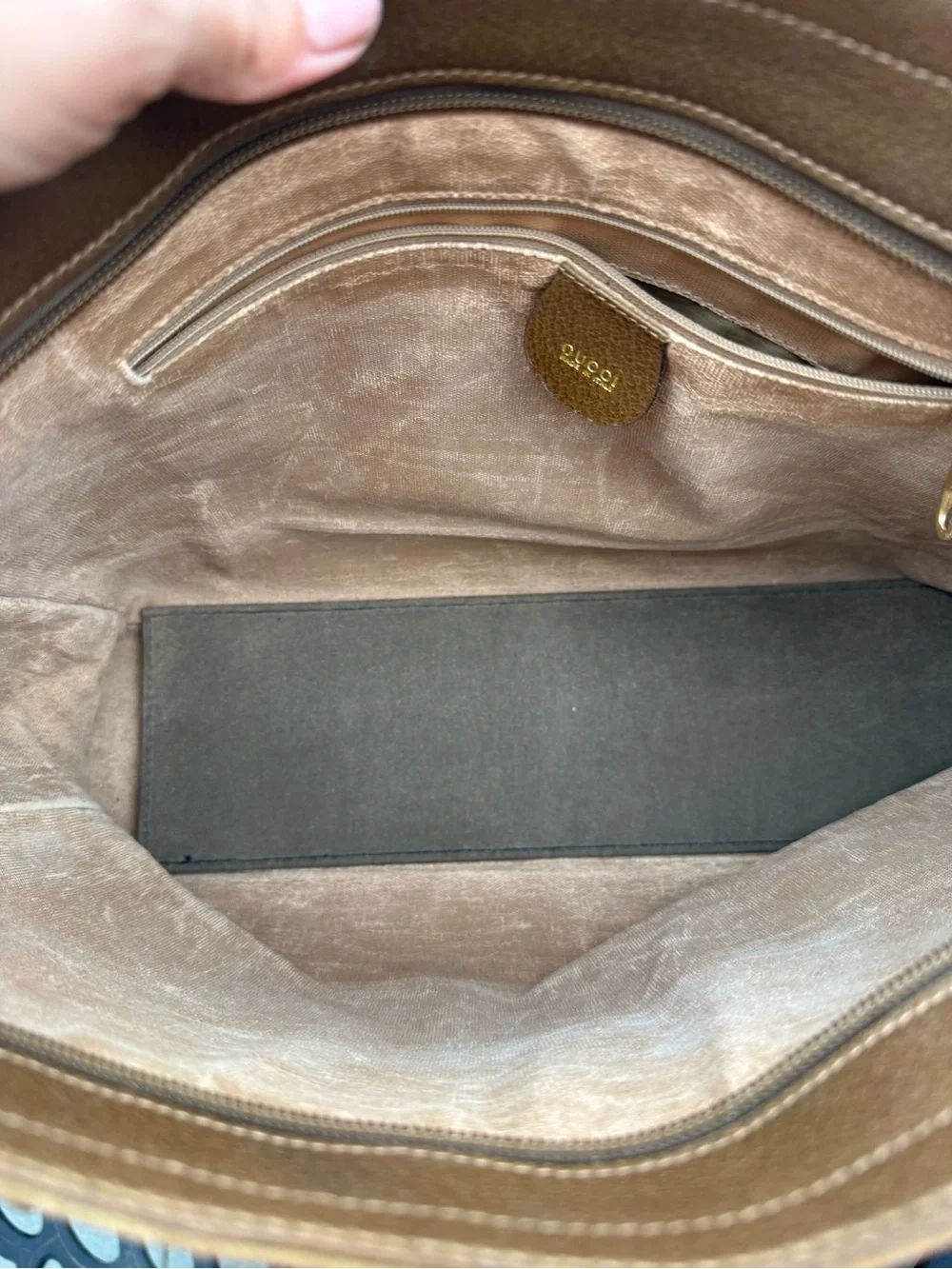 Gucci tote signature